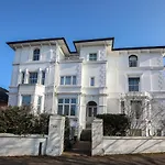 Riverside 2 Bedroom Central Kingston Flat