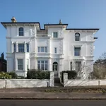 Riverside 2 Bedroom Central Kingston Flat