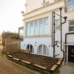 Riverside 2 Bedroom Central Kingston Flat