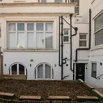 Riverside 2 Bedroom Central Kingston Flat