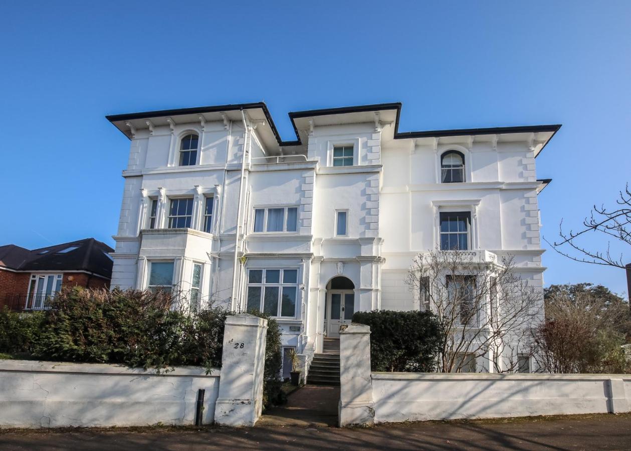 Riverside 2 Bedroom Kingston Flat * Kingston upon Thames (Greater London)